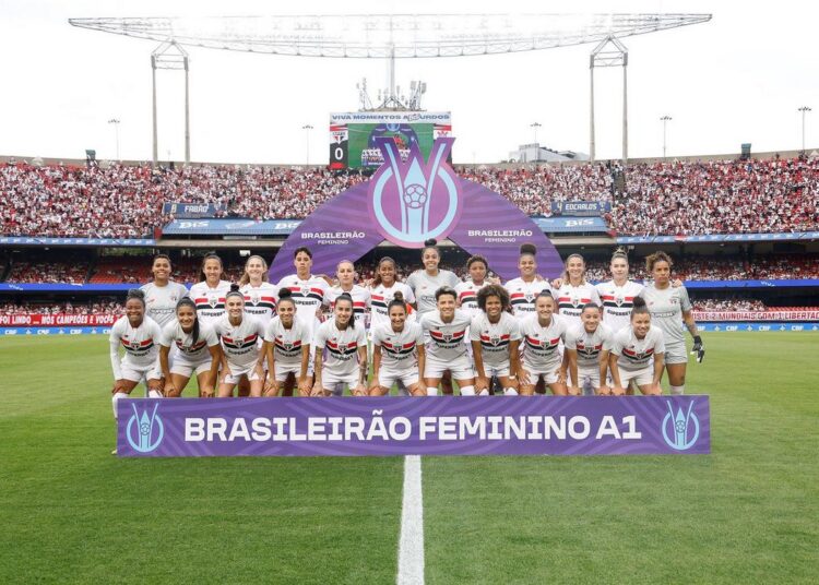 Jogadoras do São Paulo comemorando título do Brasileirão Feminino.