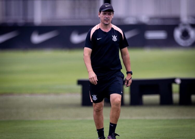 Jogadores do Corinthians durante a apresentação da escalação