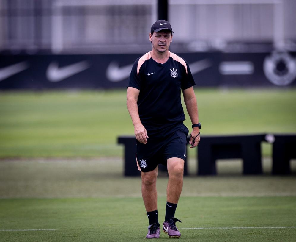 Jogadores do Corinthians durante a apresentação da escalação