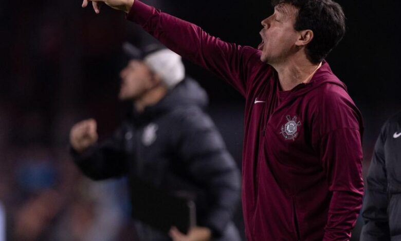 Fernando Diniz durante seu comando no Corinthians