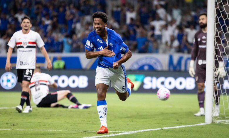 São Paulo jogando contra o Cruzeiro no Mineirão