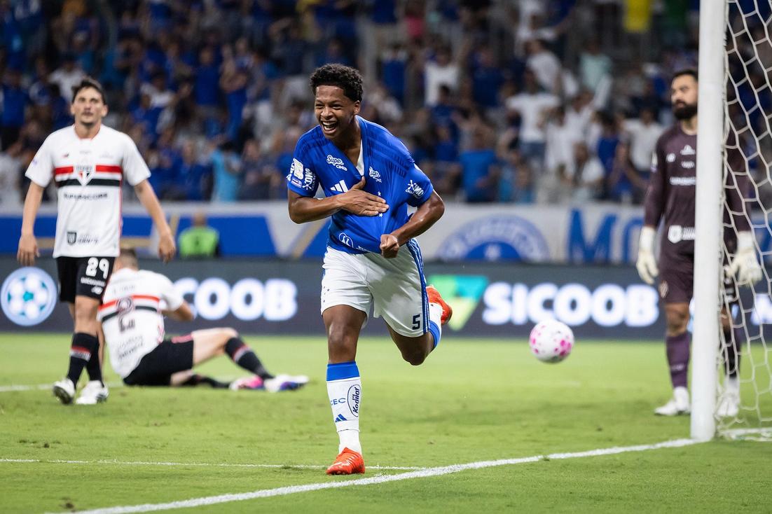 São Paulo jogando contra o Cruzeiro no Mineirão