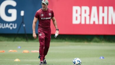 Técnico Luis Zubeldía durante partida de futebol