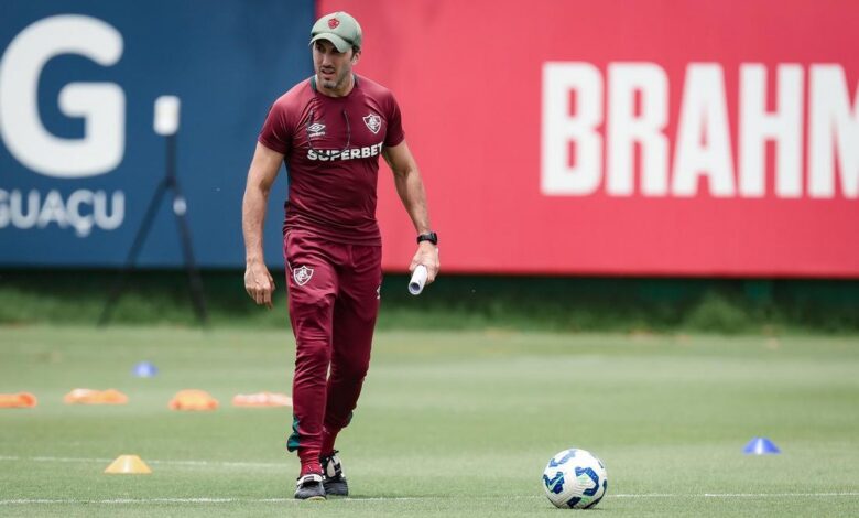 Técnico Luis Zubeldía durante partida de futebol
