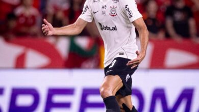 Gabriel Paulista e Fernando Diniz durante partida do Corinthians