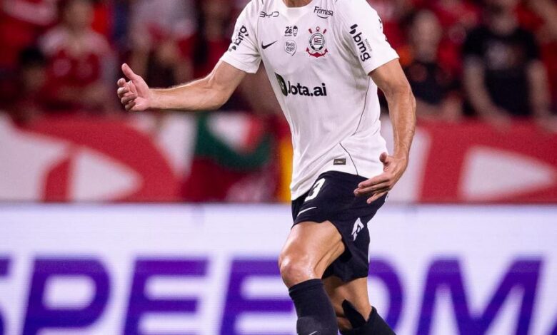 Gabriel Paulista e Fernando Diniz durante partida do Corinthians