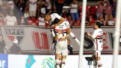 Jogadores do São Paulo comemorando gol