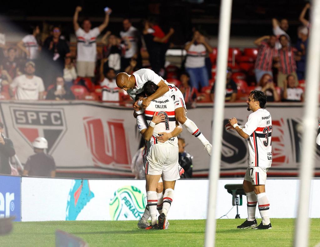 Jogadores do São Paulo comemorando gol