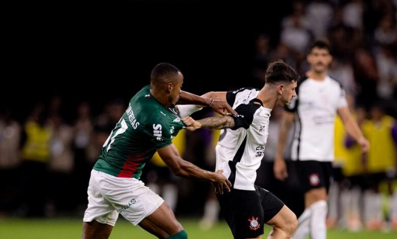 Palmeiras e Corinthians jogando no gramado