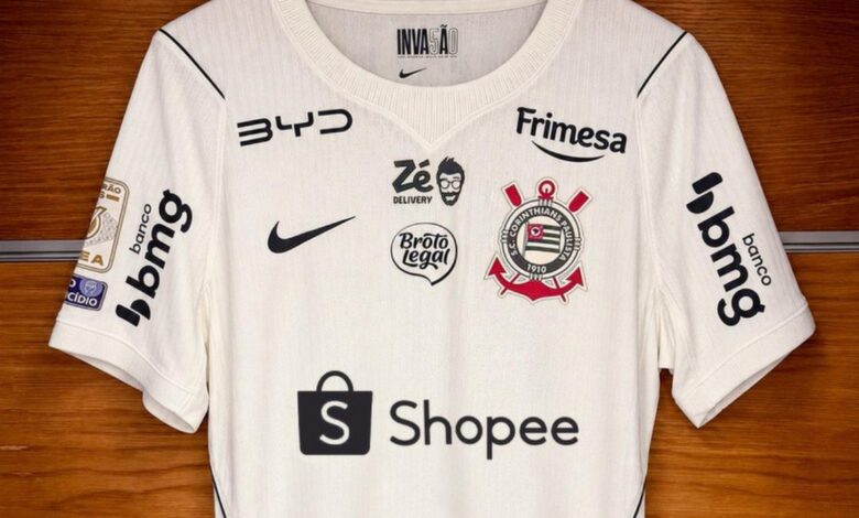 Logotipo do Corinthians e Shopee durante anúncio de patrocínio