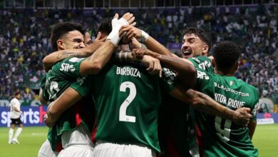jogadores do Palmeiras comemorando gol