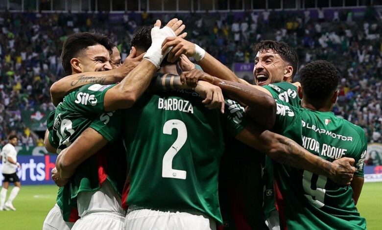 jogadores do Palmeiras comemorando gol