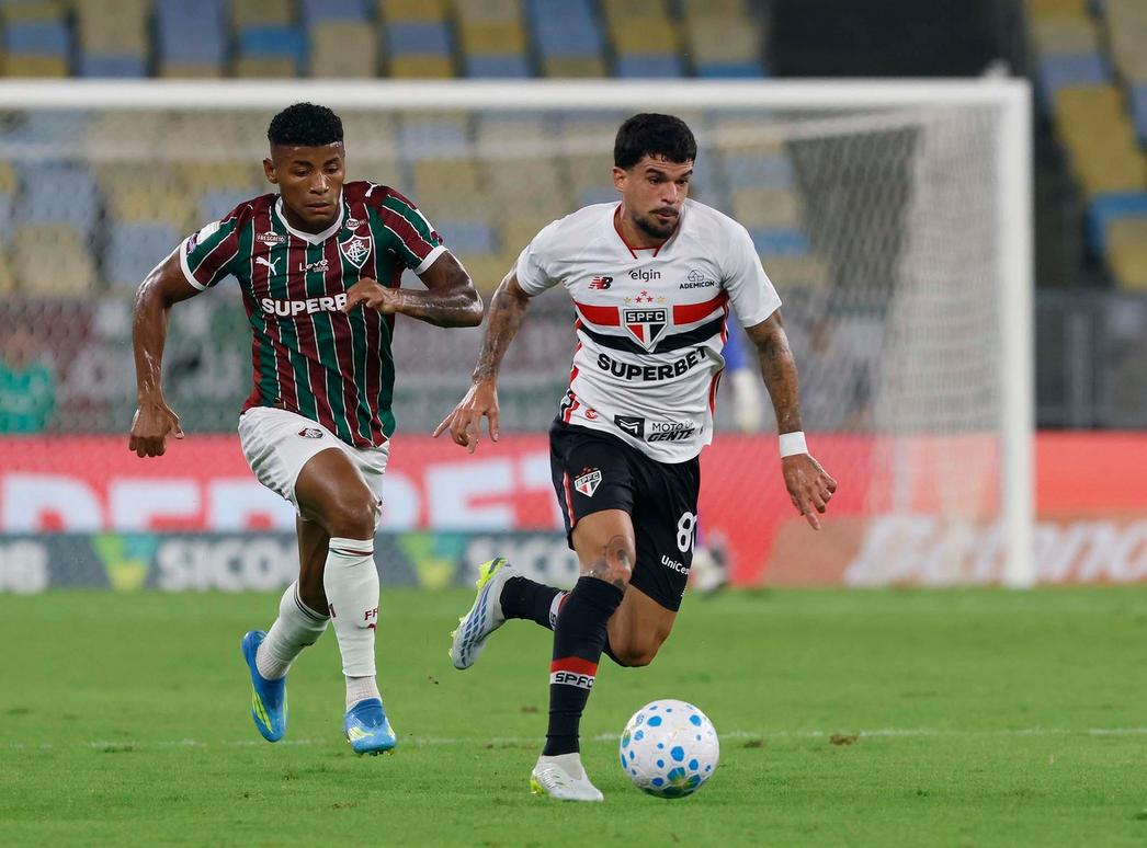 Meia Cauly durante jogo do São Paulo