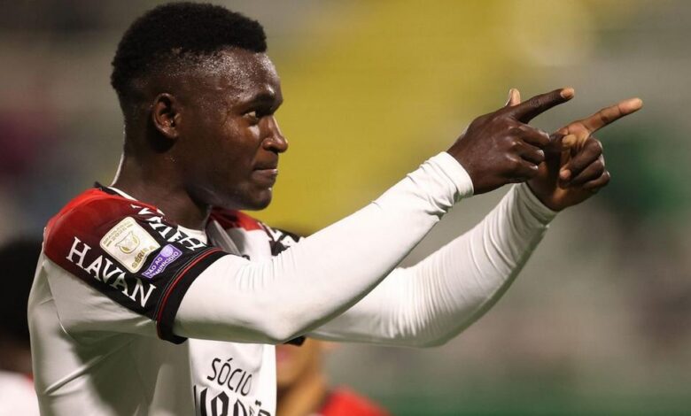 Kevin Viveros comemorando gol pelo Athletico-PR