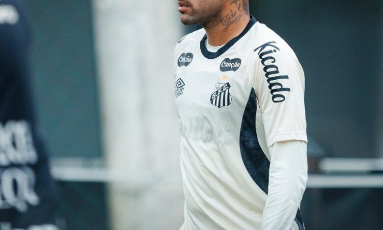 Neymar treinando com o Santos no CT Rei Pelé