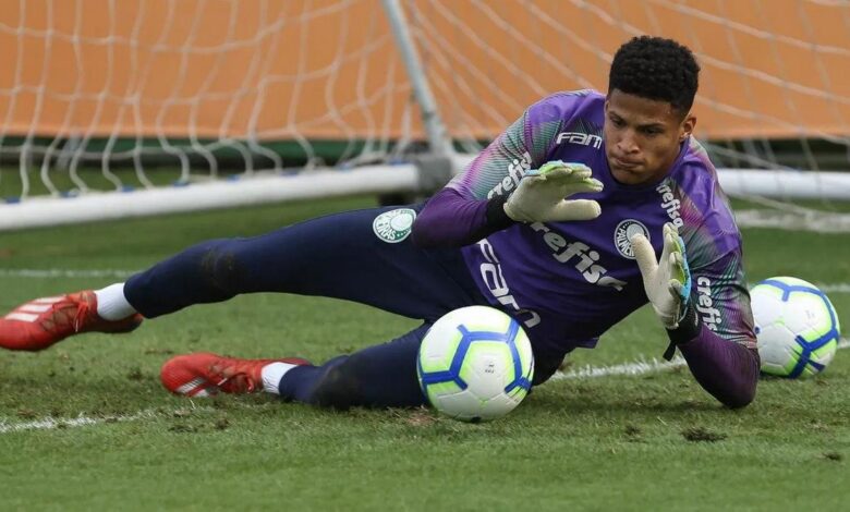Goleiro Mateusão durante treinamento
