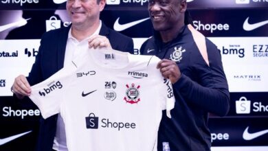 Treinador Clarence Seedorf durante coletiva no Corinthians
