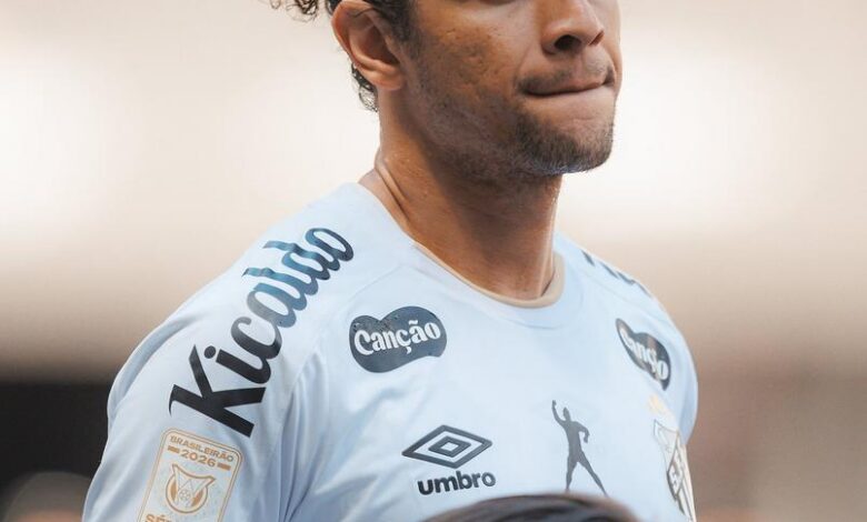 William Arão em ação pelo Santos