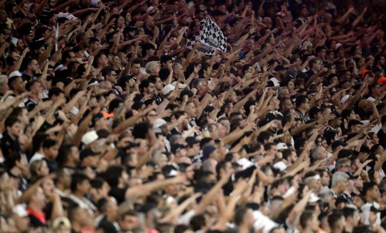 Torcedores do Corinthians protestam