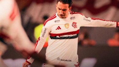 Jogadores do Flamengo em ação durante jogo contra Estudiantes
