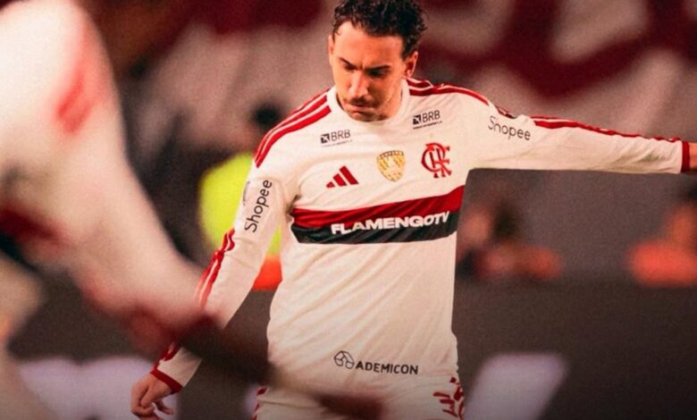 Jogadores do Flamengo em ação durante jogo contra Estudiantes