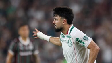 Flaco López celebrando um gol