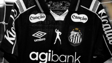 Uniforme do Santos com o logo do Agibank