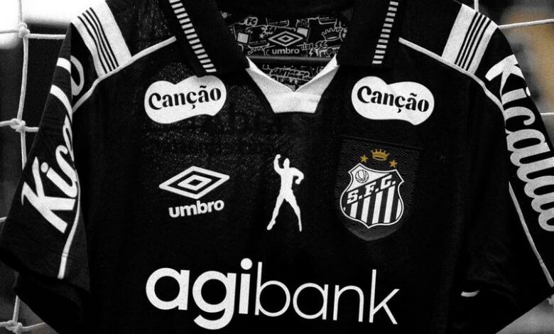 Uniforme do Santos com o logo do Agibank