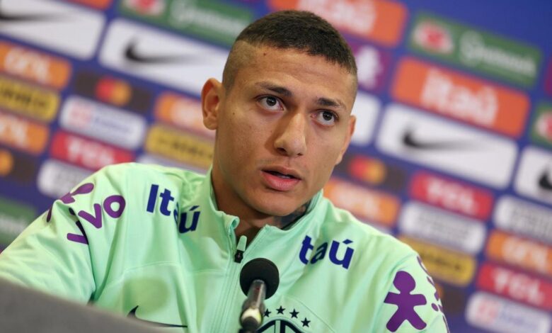 Richarlison em evento de futebol