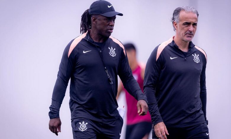 Jogadores do Corinthians treinando no campo