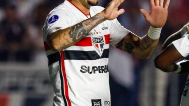 Jogador do São Paulo com uniforme que exibe mensagem sobre apostas.