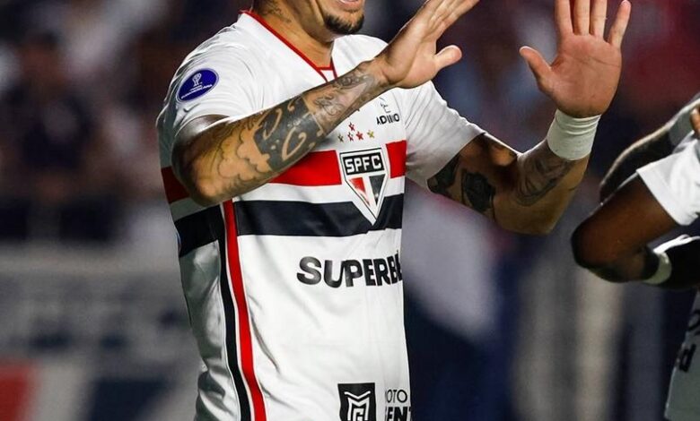 Jogador do São Paulo com uniforme que exibe mensagem sobre apostas.