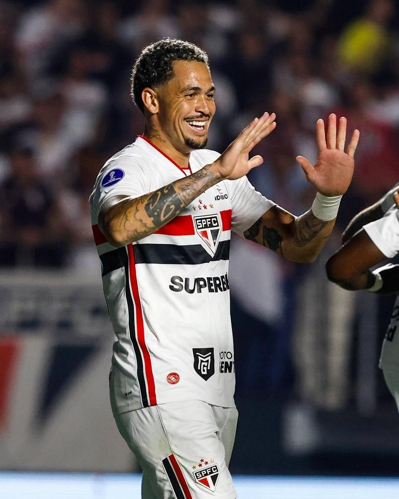 Jogador do São Paulo com uniforme que exibe mensagem sobre apostas.