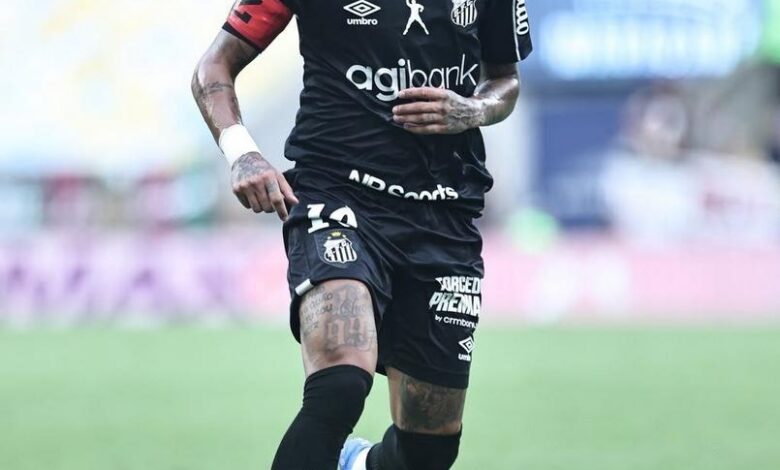 Neymar em ação durante a partida entre Santos e Fluminense.