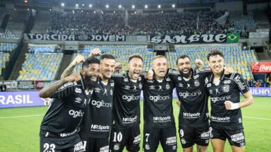 Neymar com jogadores do Santos