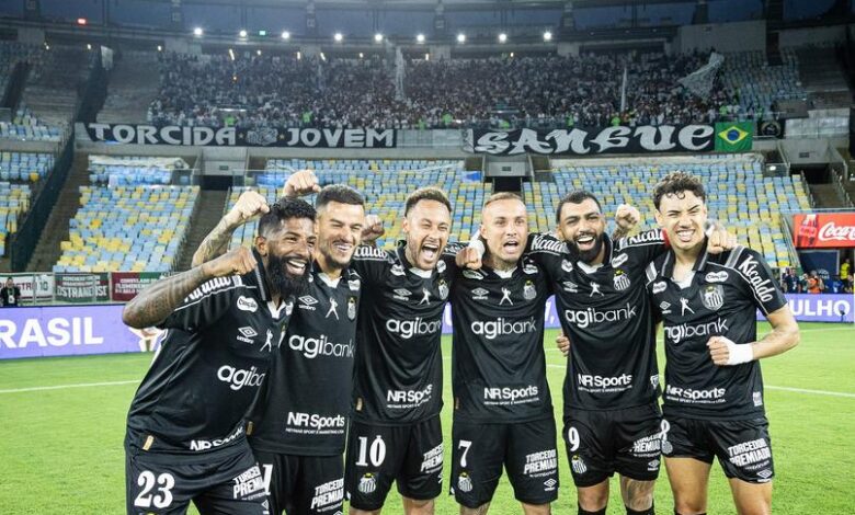 Neymar com jogadores do Santos