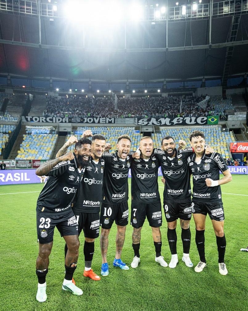 Neymar com jogadores do Santos
