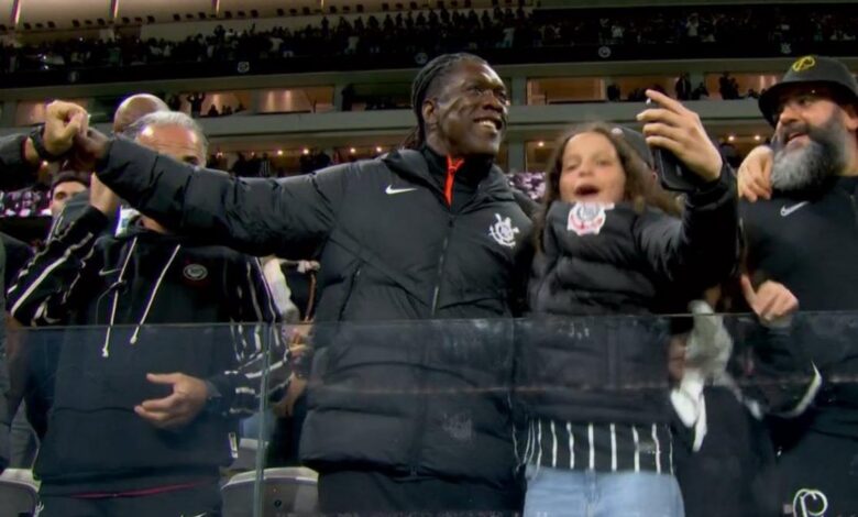 Seedorf na arquibancada do estádio