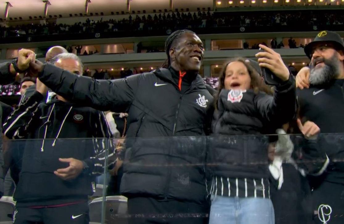 Seedorf na arquibancada do estádio