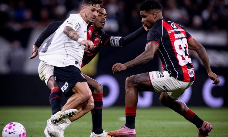 Corinthians e Vitória empatam em jogo sem gols decisivos