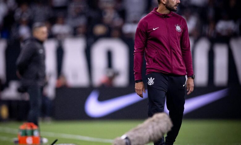 Léo Porto durante coletiva no Corinthians