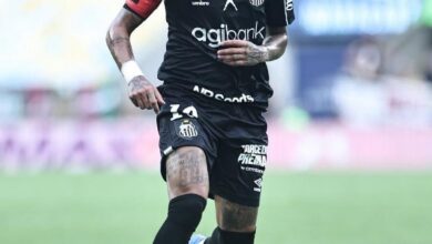 Neymar em campo com a camisa do Santos
