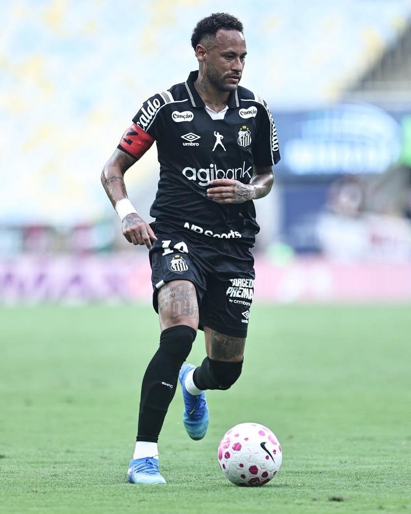 Neymar em campo com a camisa do Santos