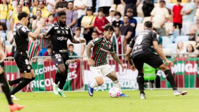 Lucas Veríssimo durante jogo do Santos.