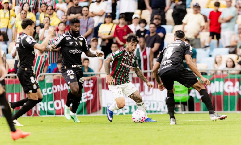 Lucas Veríssimo durante jogo do Santos.