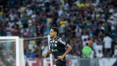 João Alencar durante jogo do Santos