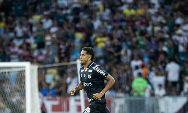 João Alencar durante jogo do Santos