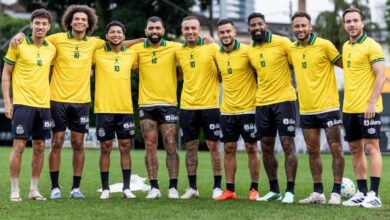 Jogadores do Santos prestam homenagem a Pelé durante treino