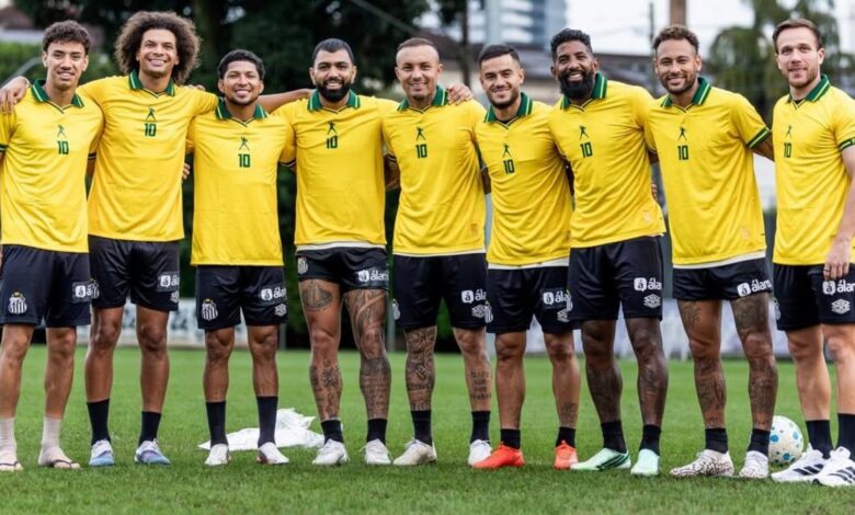 Jogadores do Santos prestam homenagem a Pelé durante treino