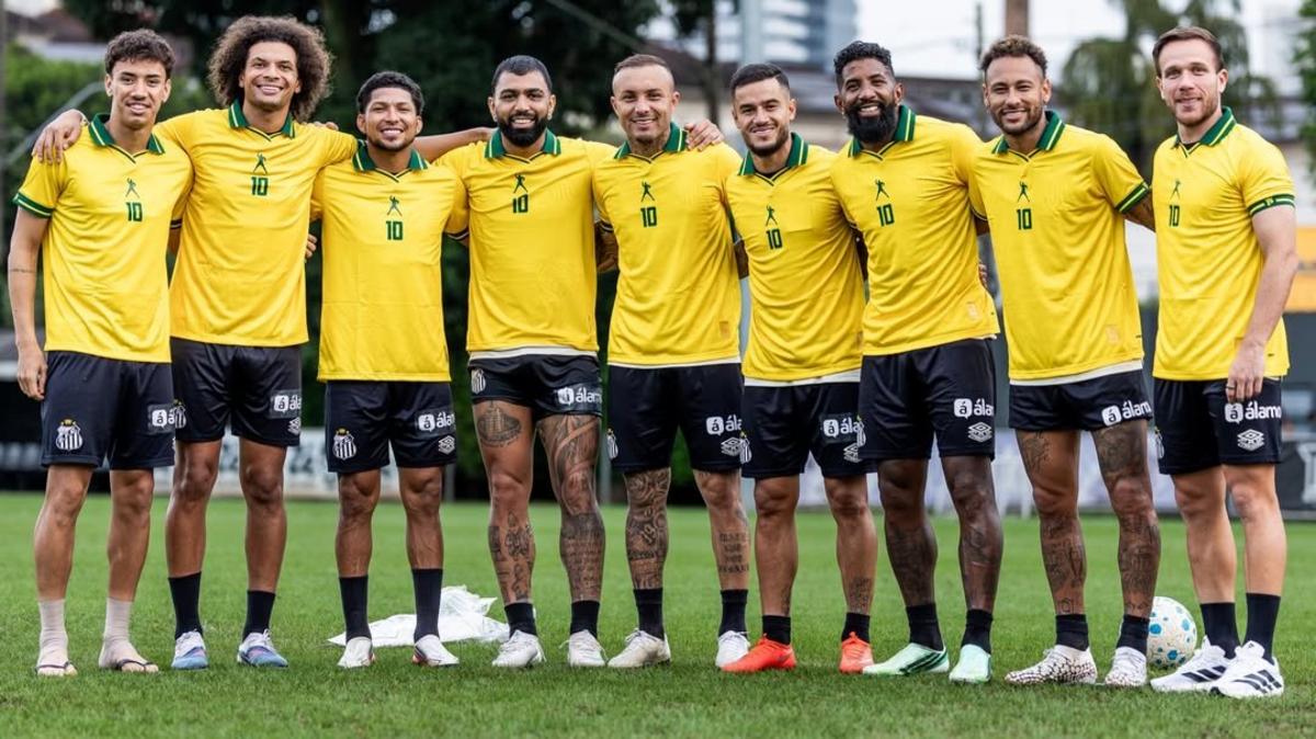 Jogadores do Santos prestam homenagem a Pelé durante treino